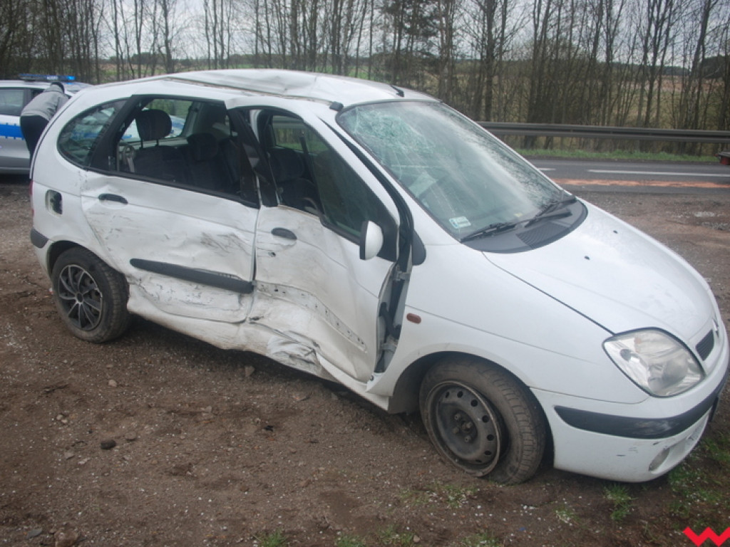 Renault przydzwonił w mercedesa. Groźna kolizja w Pyzdrach