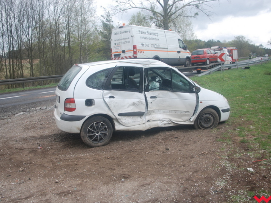 Renault przydzwonił w mercedesa. Groźna kolizja w Pyzdrach
