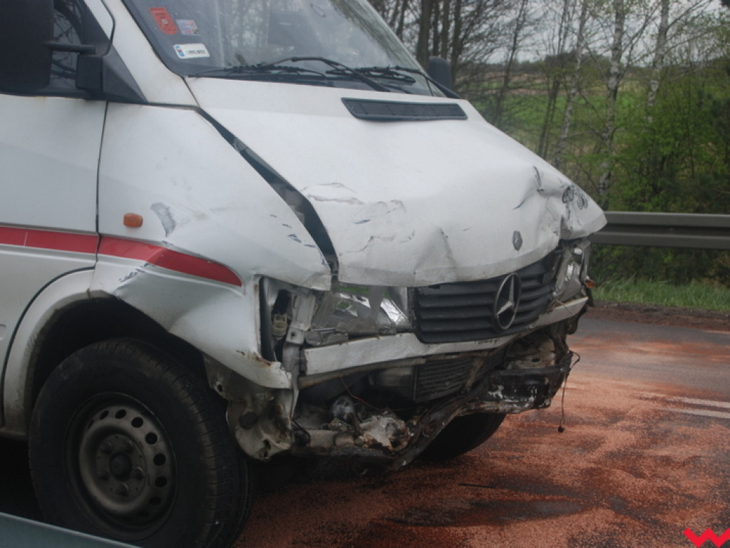 Renault przydzwonił w mercedesa. Groźna kolizja w Pyzdrach