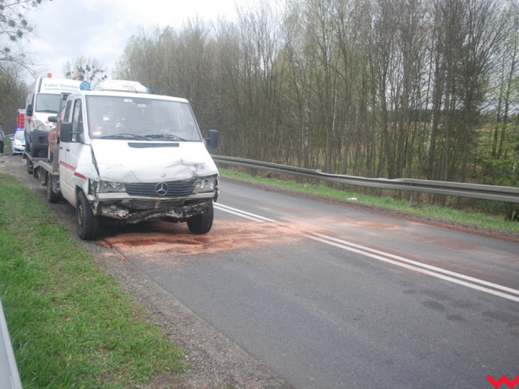 Renault przydzwonił w mercedesa. Groźna kolizja w Pyzdrach
