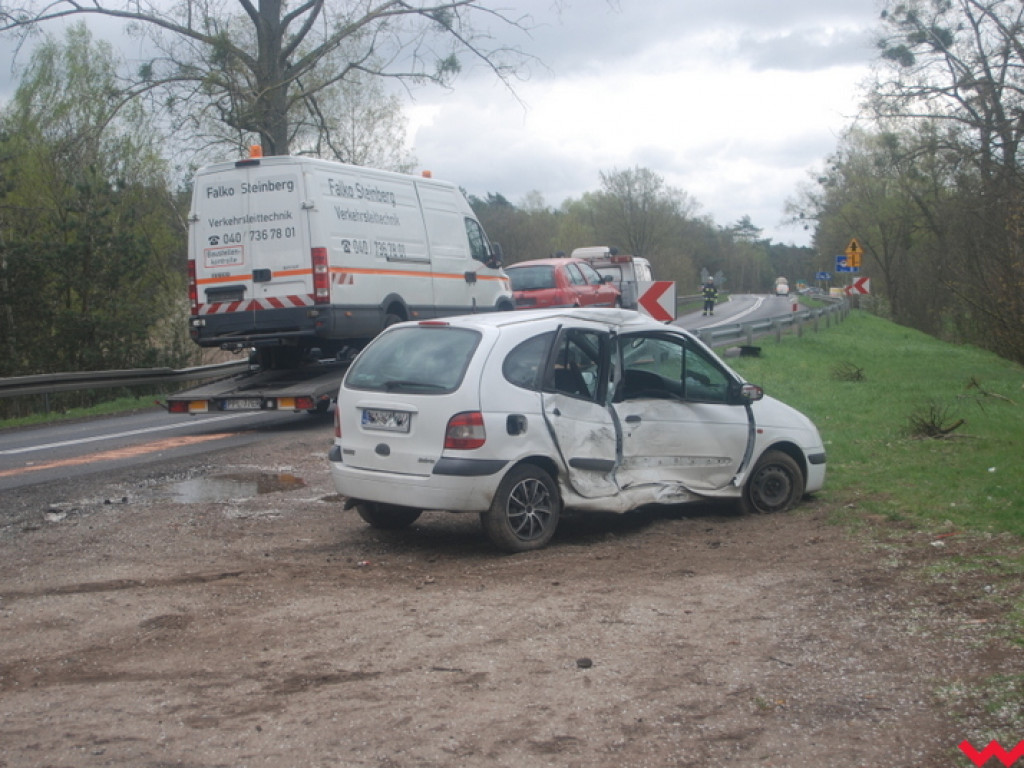 Renault przydzwonił w mercedesa. Groźna kolizja w Pyzdrach