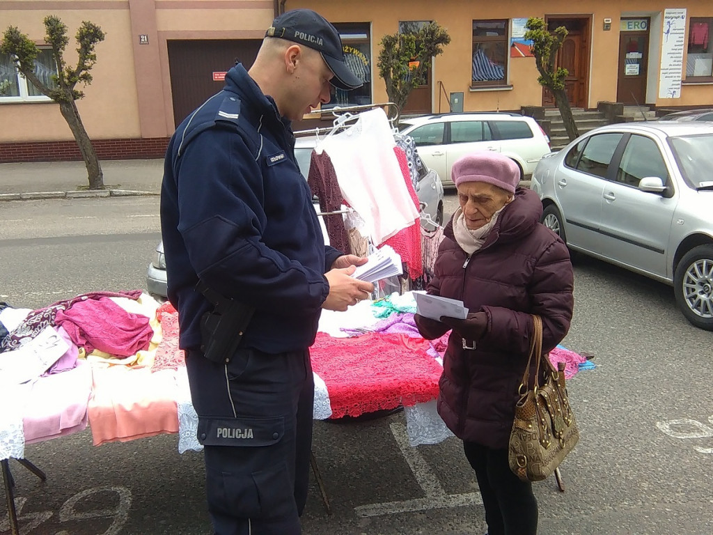 Nie daj się okraść – policjanci na jarmarku w Pyzdrach
