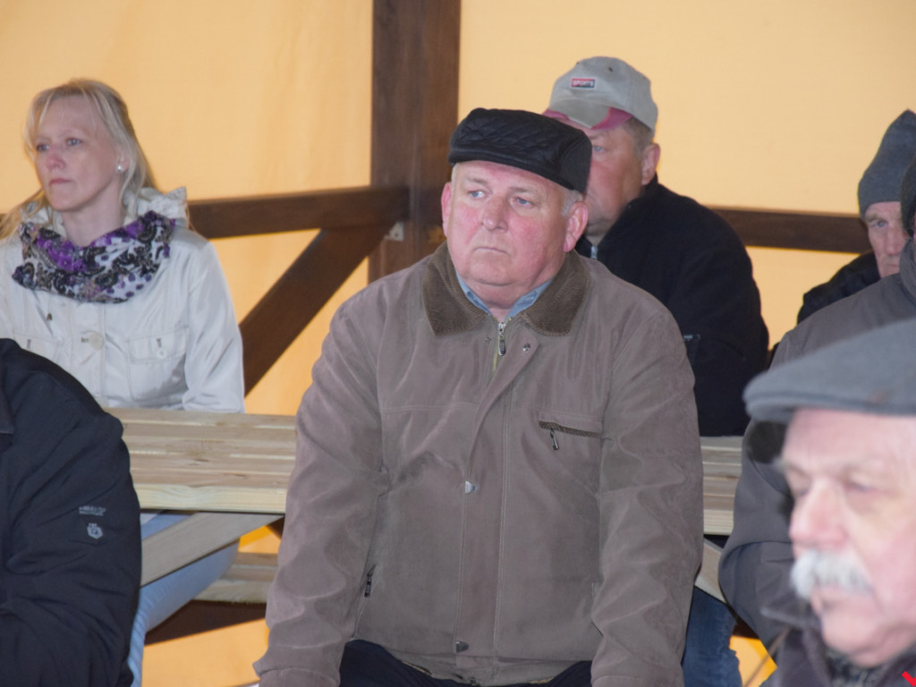Hardkorowe zebranie wiejskie w Grabowie Królewskim. Sołtyska zaprosiła mieszkańców i gości do altany