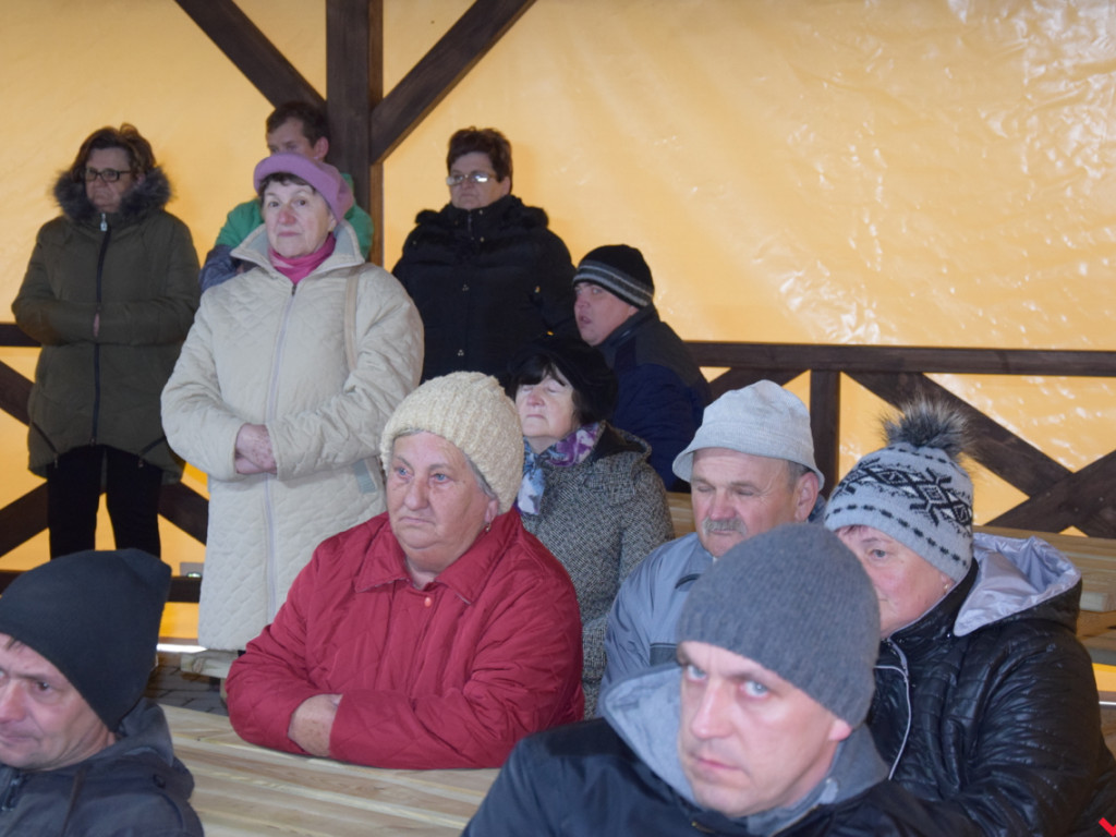 Hardkorowe zebranie wiejskie w Grabowie Królewskim. Sołtyska zaprosiła mieszkańców i gości do altany