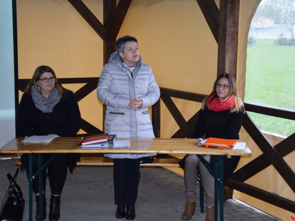 Hardkorowe zebranie wiejskie w Grabowie Królewskim. Sołtyska zaprosiła mieszkańców i gości do altany