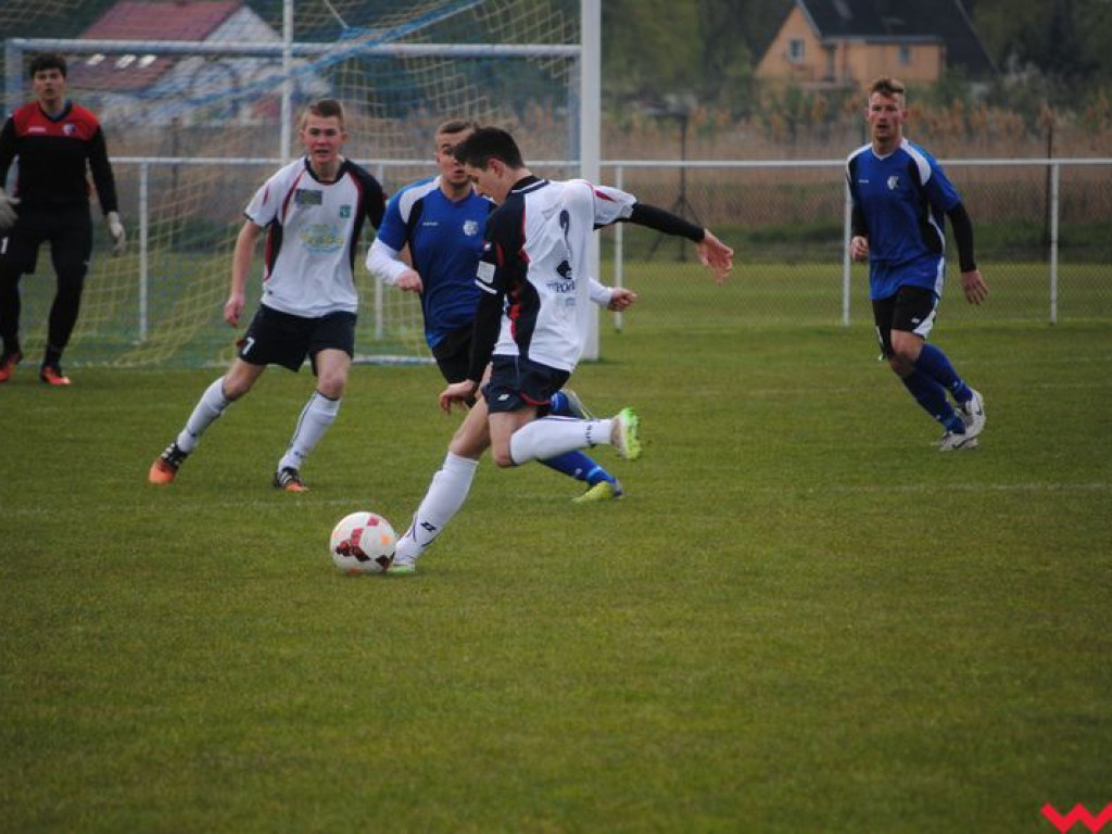 Derby bez rozstrzygnięcia, ciekawy mecz ze zwrotami akcji Orlika Miłosław z rezerwami Victorii