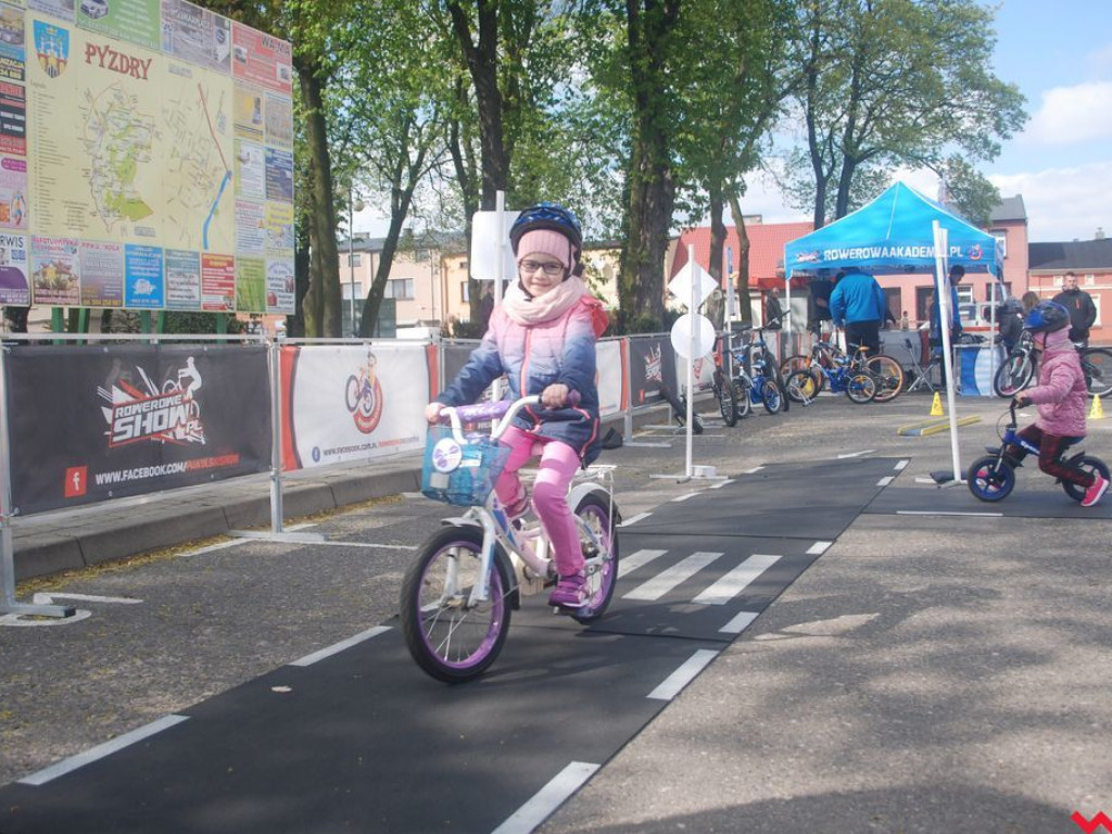 Rowerowe show na rynku miejskim w Pyzdrach