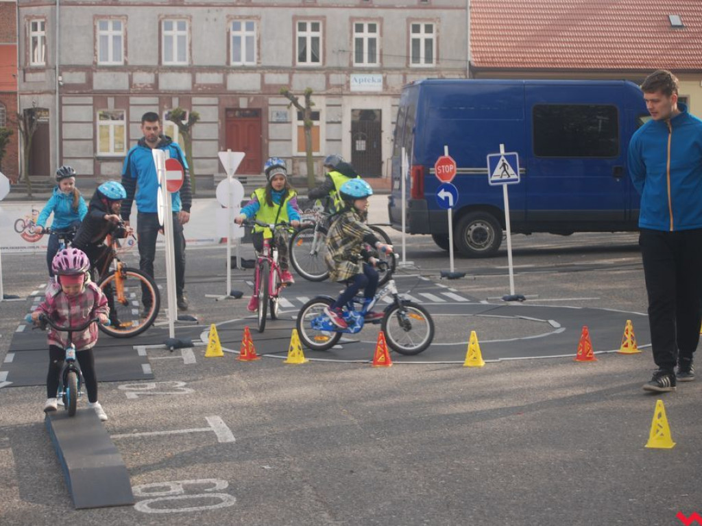 Rowerowe show na rynku miejskim w Pyzdrach
