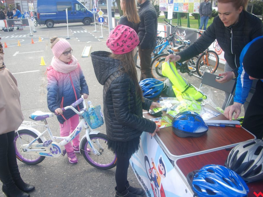 Rowerowe show na rynku miejskim w Pyzdrach