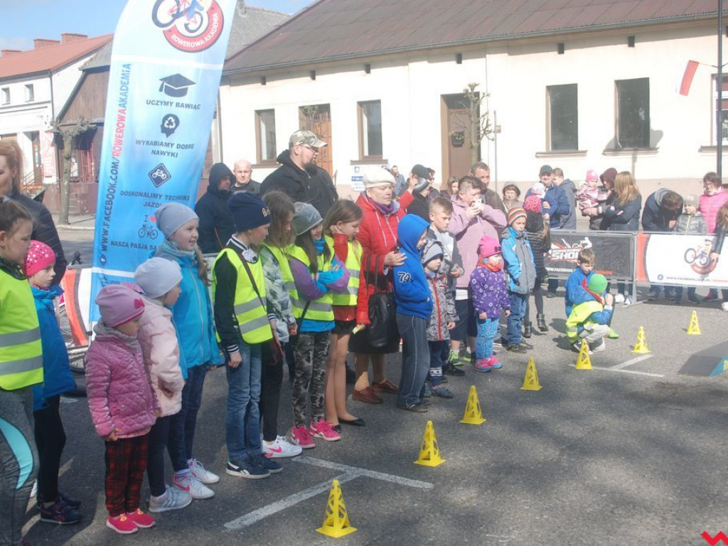Rowerowe show na rynku miejskim w Pyzdrach