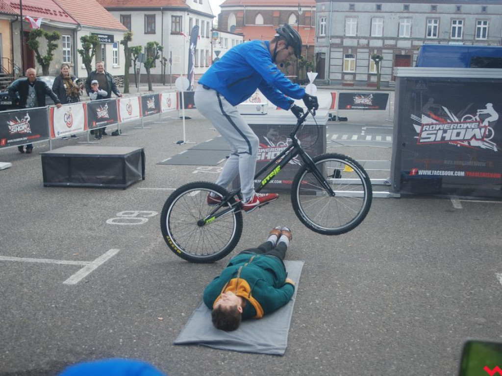 Rowerowe show na rynku miejskim w Pyzdrach
