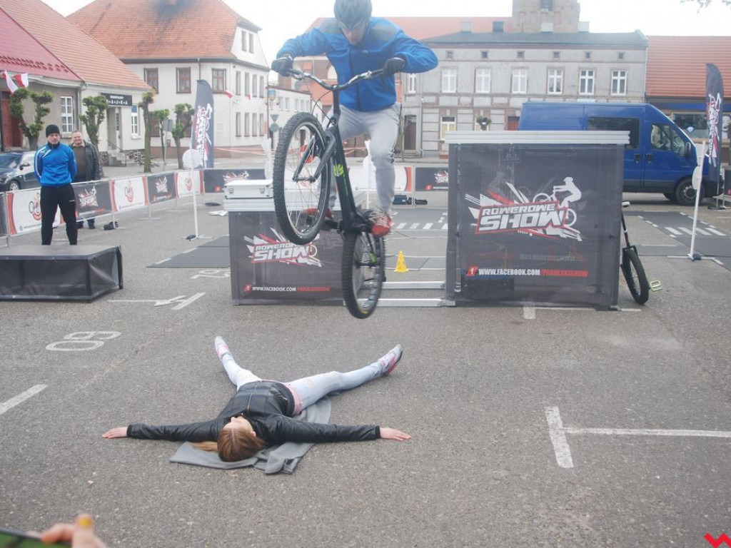 Rowerowe show na rynku miejskim w Pyzdrach