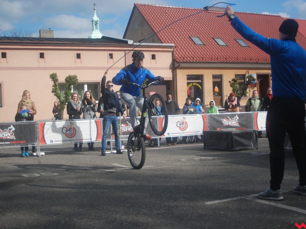 Rowerowe show na rynku miejskim w Pyzdrach