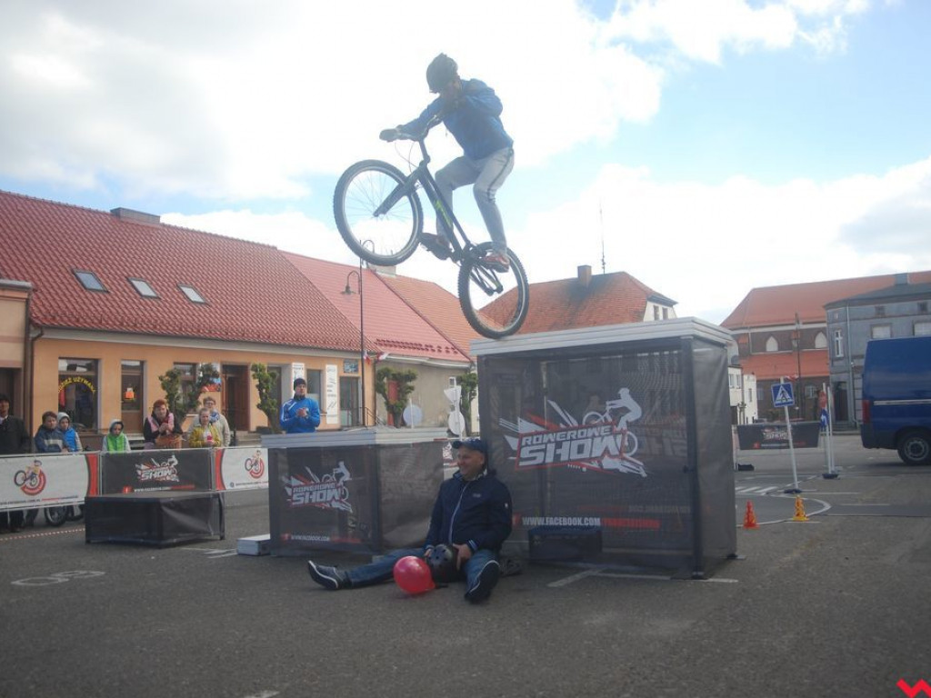 Rowerowe show na rynku miejskim w Pyzdrach
