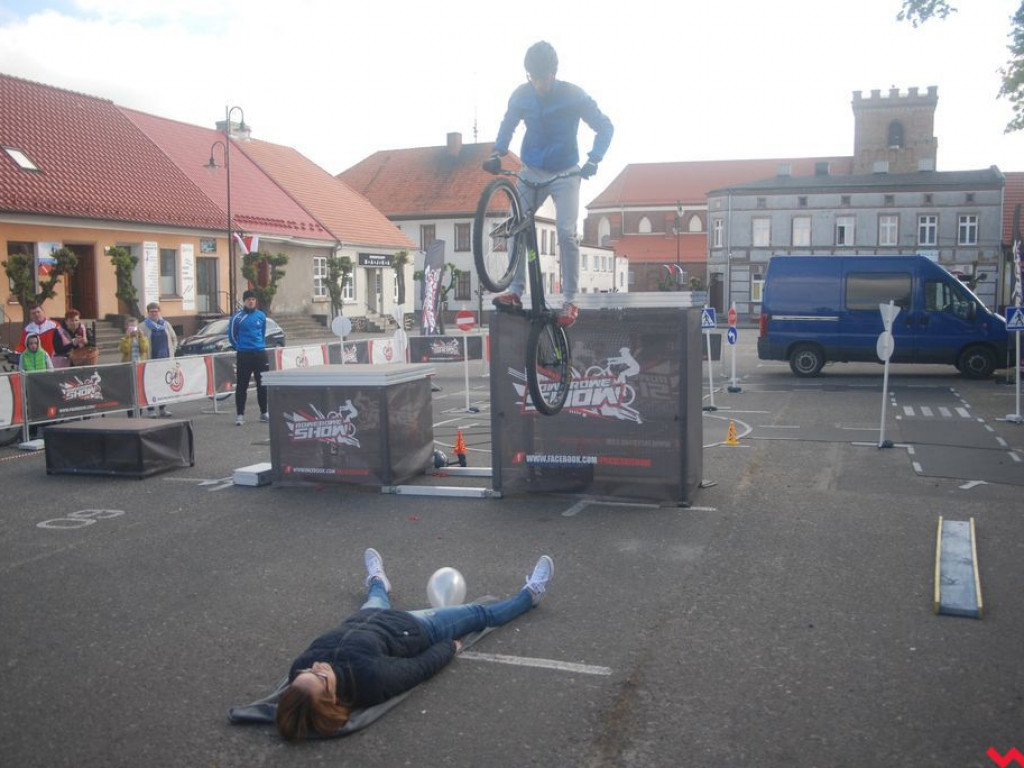 Rowerowe show na rynku miejskim w Pyzdrach