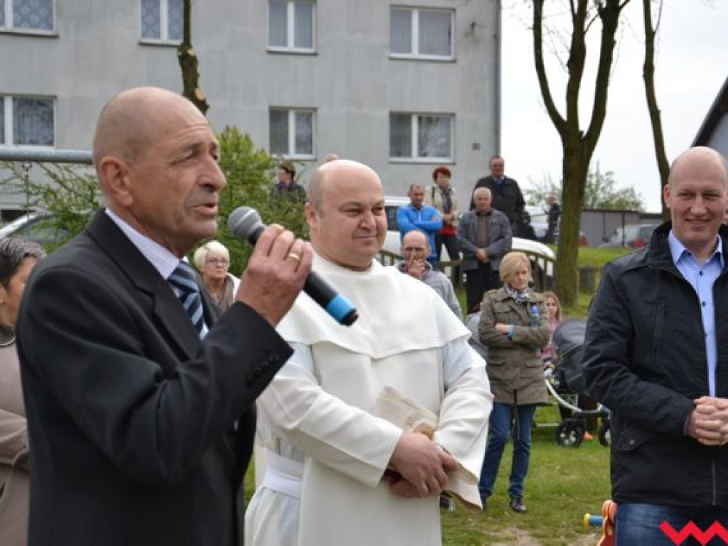 Sołtys Stanisław Filipiak pokroił wielki tort na 625-lecie Gorzyc