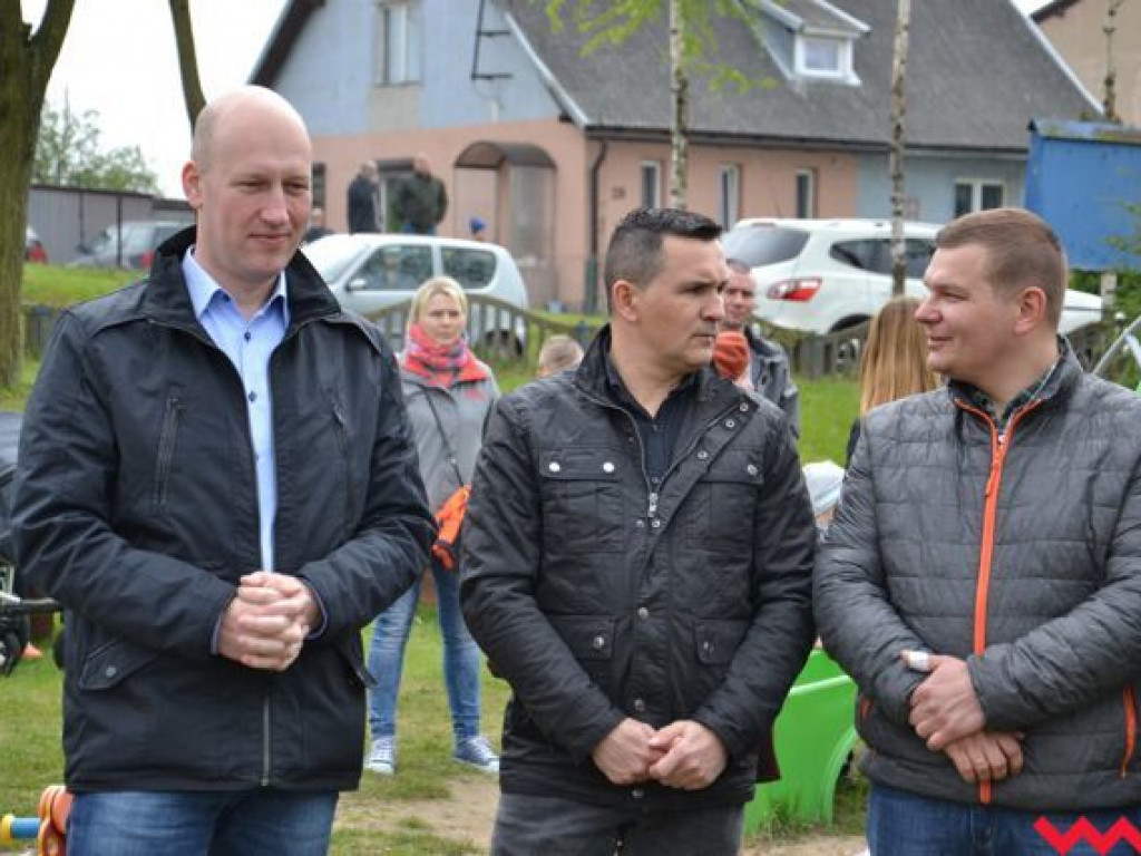 Sołtys Stanisław Filipiak pokroił wielki tort na 625-lecie Gorzyc