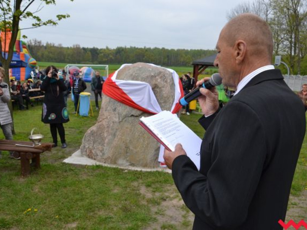 Sołtys Stanisław Filipiak pokroił wielki tort na 625-lecie Gorzyc