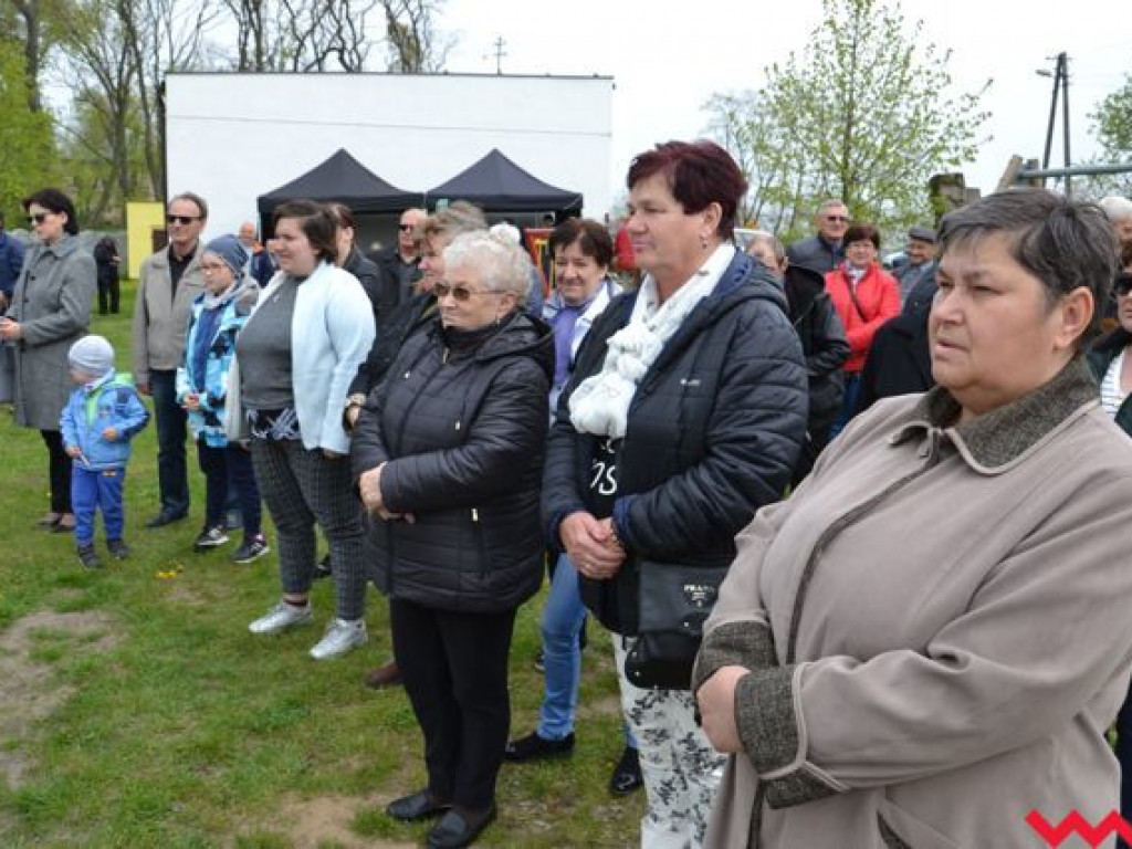 Sołtys Stanisław Filipiak pokroił wielki tort na 625-lecie Gorzyc