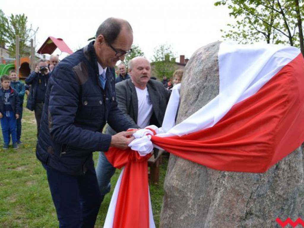 Sołtys Stanisław Filipiak pokroił wielki tort na 625-lecie Gorzyc