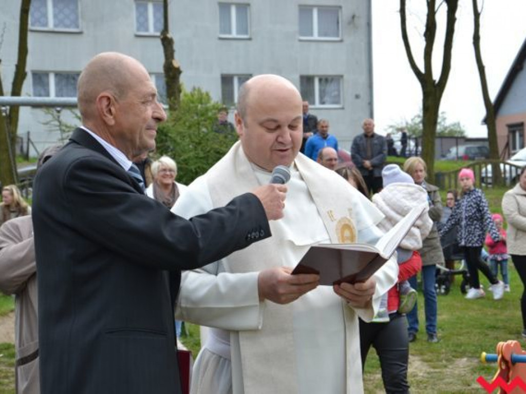 Sołtys Stanisław Filipiak pokroił wielki tort na 625-lecie Gorzyc
