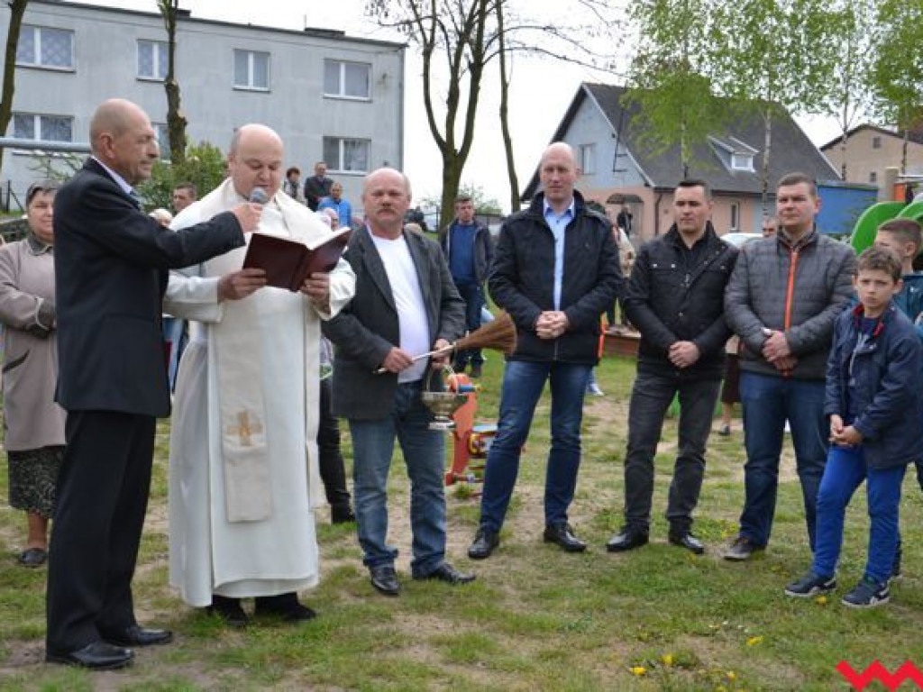 Sołtys Stanisław Filipiak pokroił wielki tort na 625-lecie Gorzyc