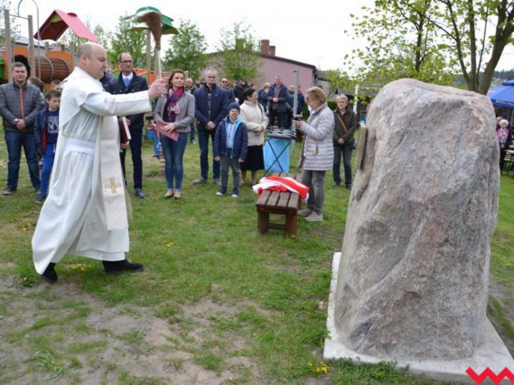 Sołtys Stanisław Filipiak pokroił wielki tort na 625-lecie Gorzyc