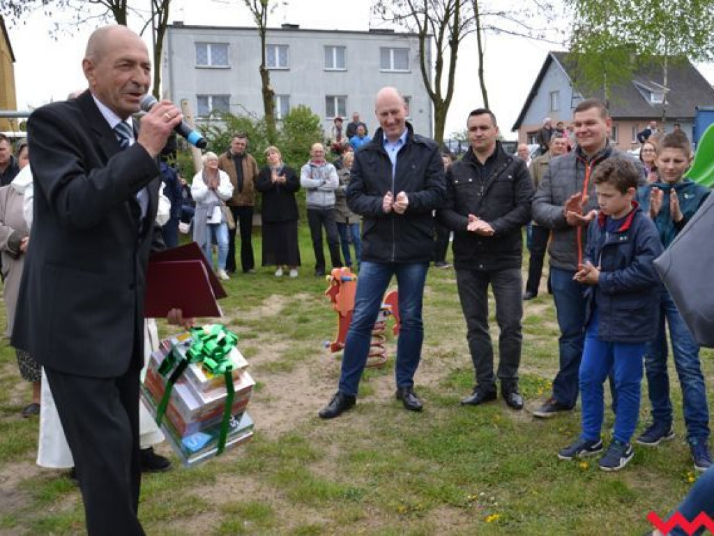 Sołtys Stanisław Filipiak pokroił wielki tort na 625-lecie Gorzyc