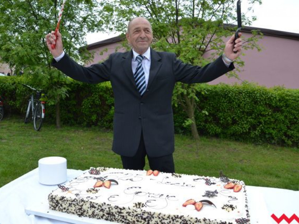 Sołtys Stanisław Filipiak pokroił wielki tort na 625-lecie Gorzyc