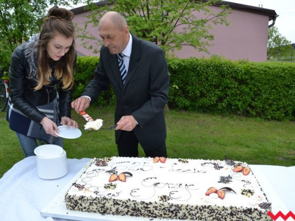 Sołtys Stanisław Filipiak pokroił wielki tort na 625-lecie Gorzyc