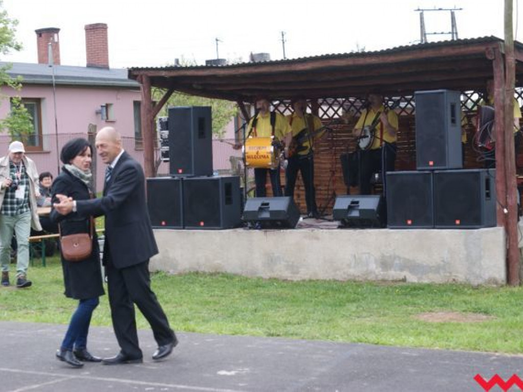 Sołtys Stanisław Filipiak pokroił wielki tort na 625-lecie Gorzyc
