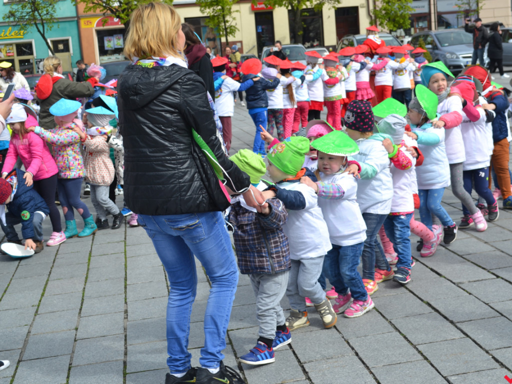 Przedszkolaki przywoływały słońce tańcem