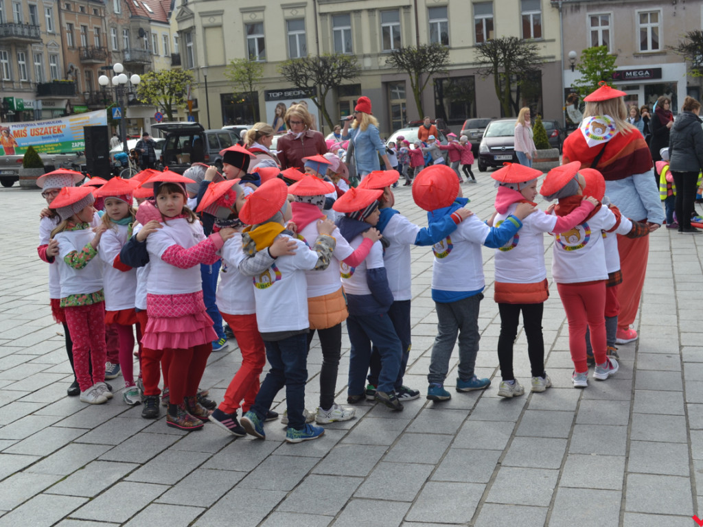 Przedszkolaki przywoływały słońce tańcem