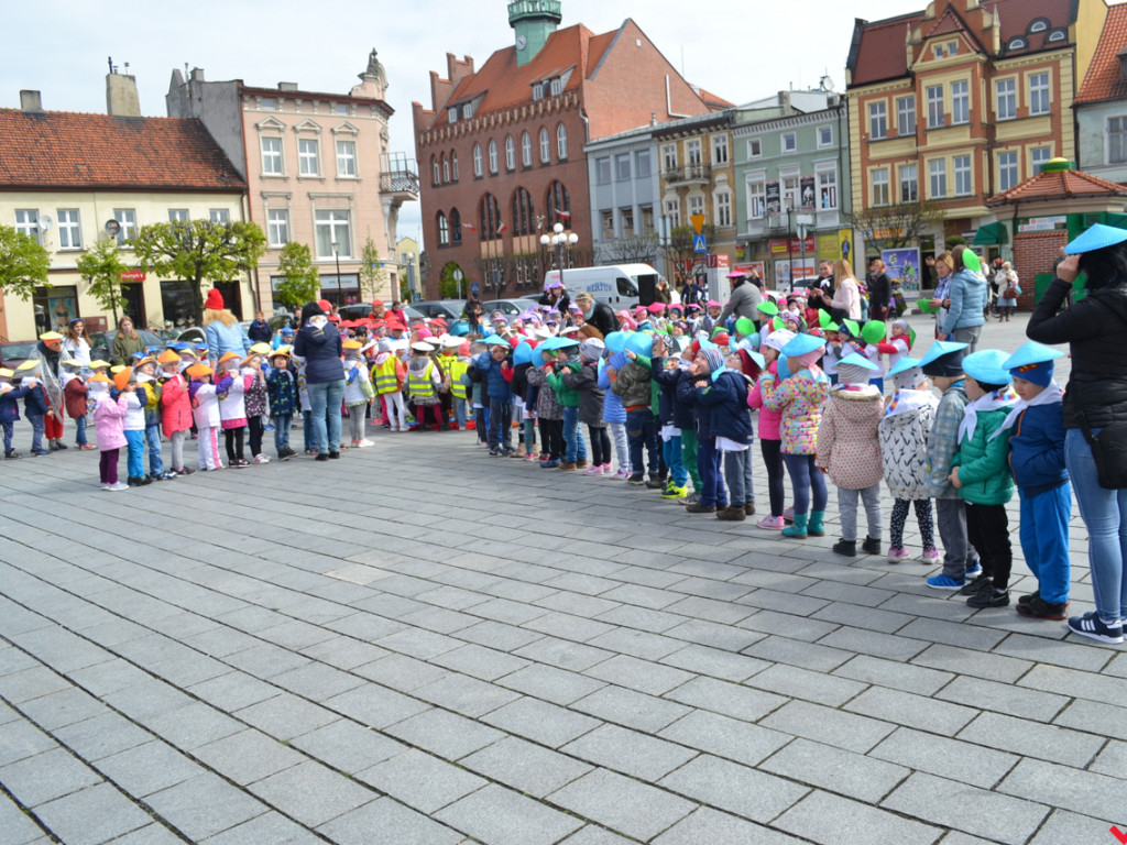 Przedszkolaki przywoływały słońce tańcem