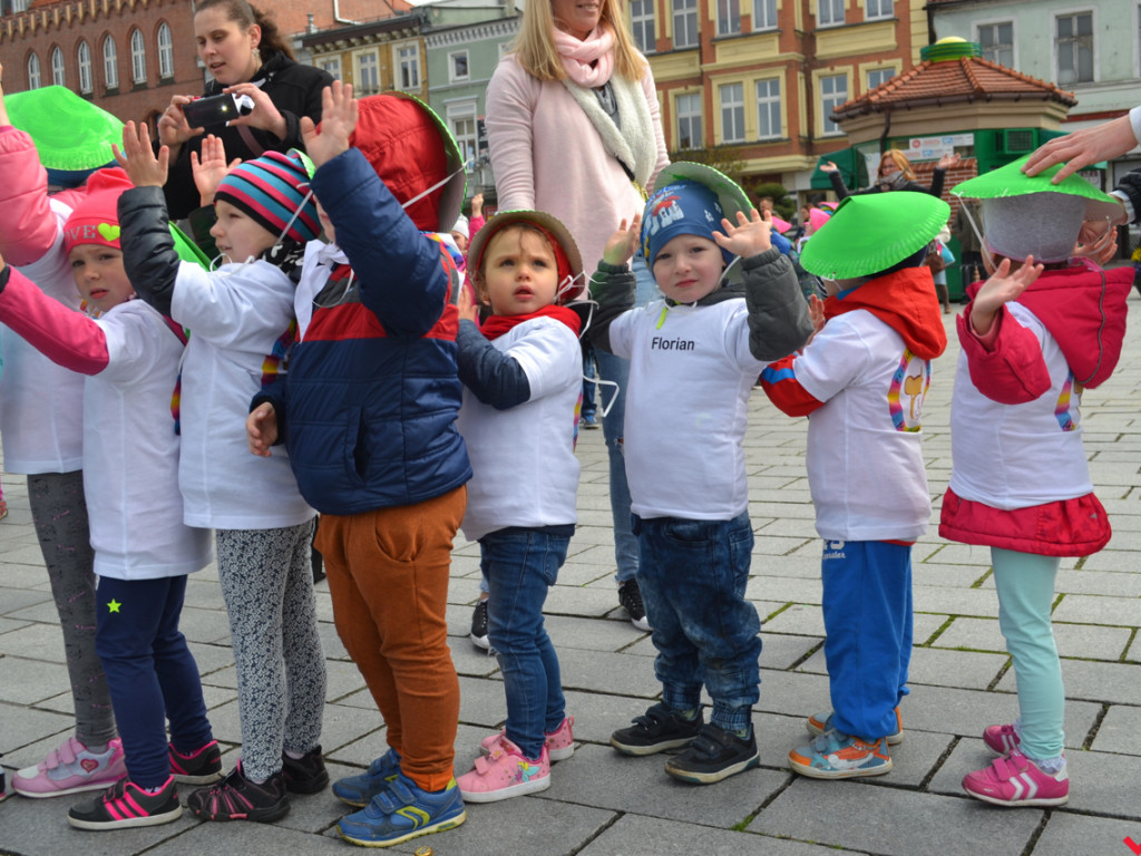 Przedszkolaki przywoływały słońce tańcem