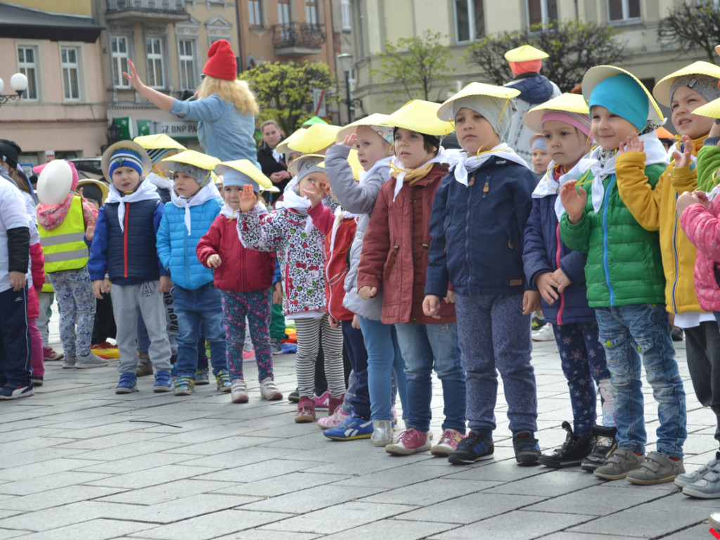 Przedszkolaki przywoływały słońce tańcem