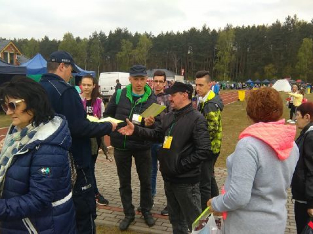 Rozdawali rowerzystom elementy odblaskowe
