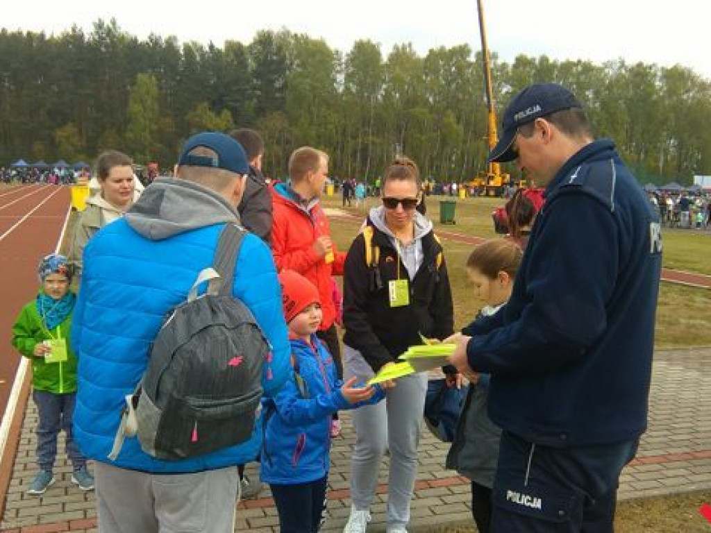 Rozdawali rowerzystom elementy odblaskowe