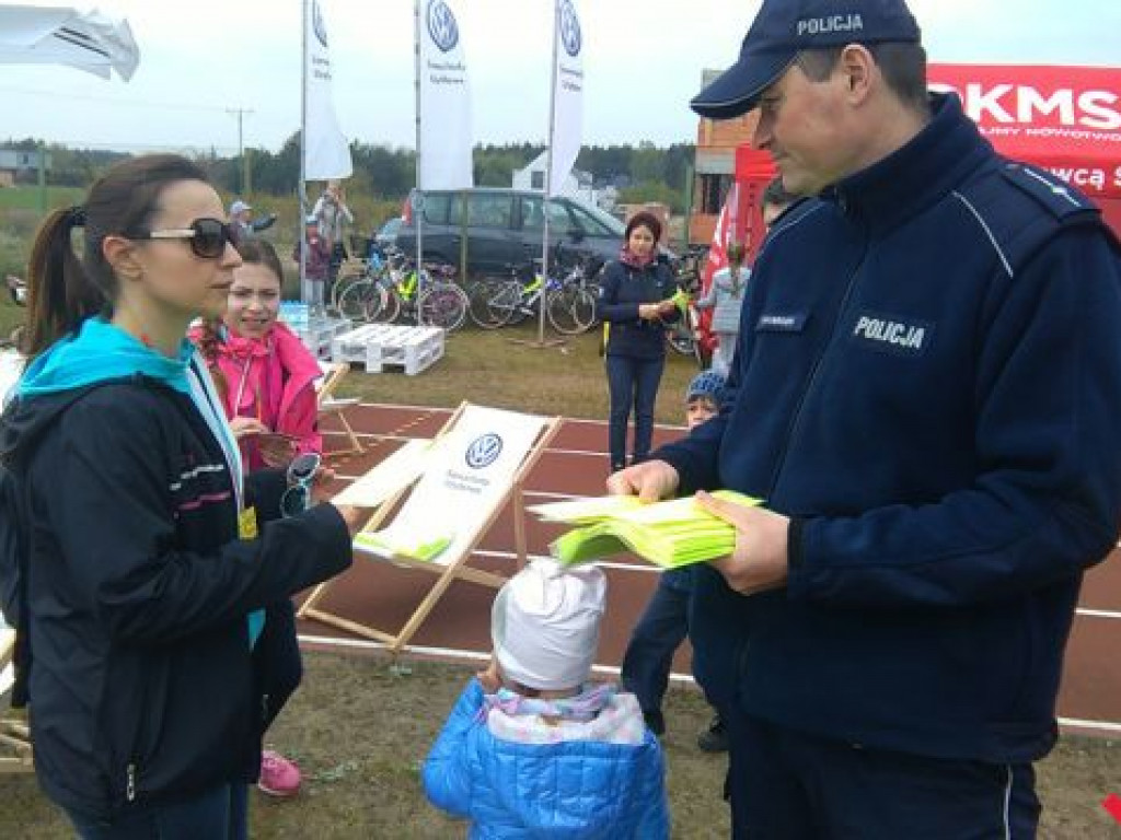 Rozdawali rowerzystom elementy odblaskowe