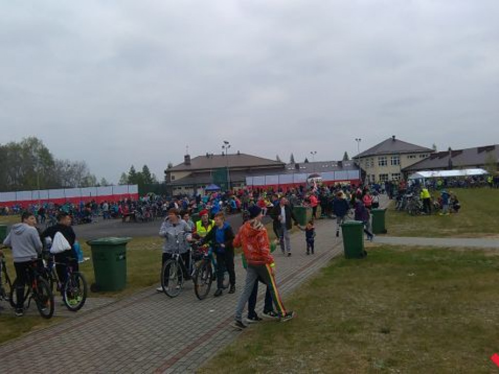 Rozdawali rowerzystom elementy odblaskowe