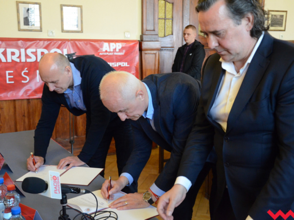 Marian Kardas podpisał oficjalnie umowę z APP Krispol. Podpis złożył na konferencji prasowej