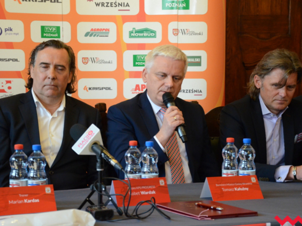 Marian Kardas podpisał oficjalnie umowę z APP Krispol. Podpis złożył na konferencji prasowej