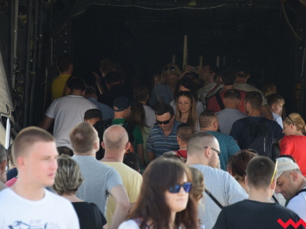 Pokazy lotnicze w Powidzu przyciągnęły wielkie tłumy. Święto 33. Bazy Lotnictwa Transportowego