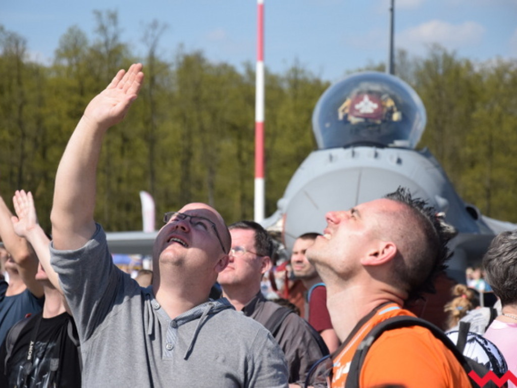 Pokazy lotnicze w Powidzu przyciągnęły wielkie tłumy. Święto 33. Bazy Lotnictwa Transportowego