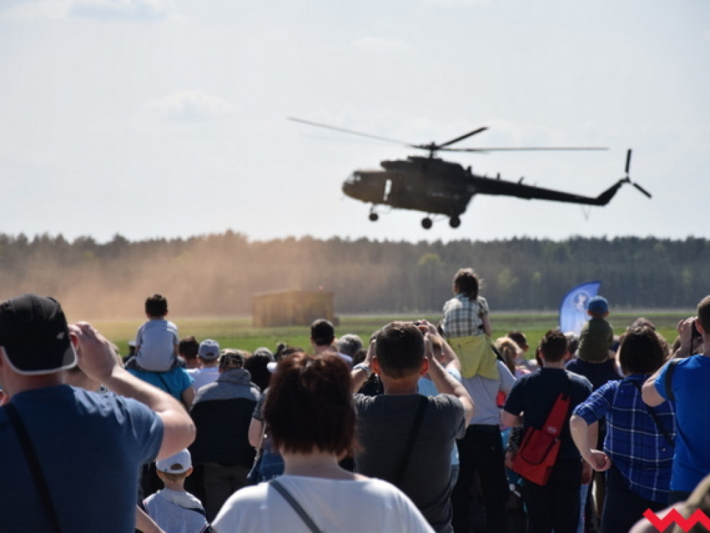 Pokazy lotnicze w Powidzu przyciągnęły wielkie tłumy. Święto 33. Bazy Lotnictwa Transportowego