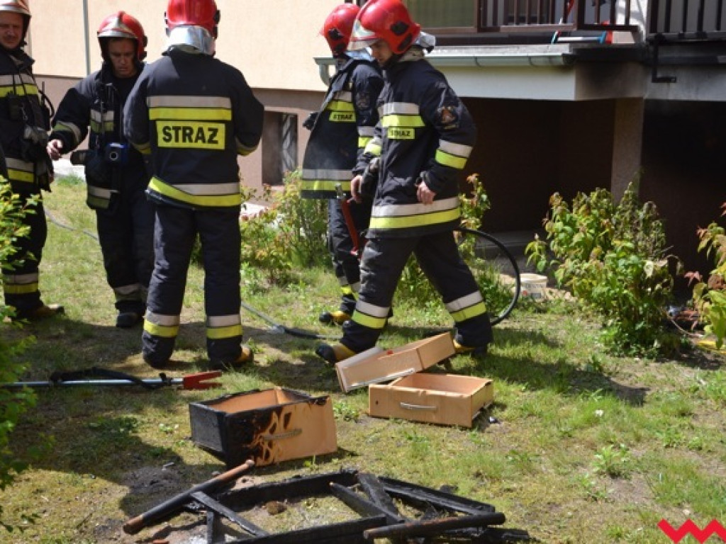 Jechali do płonącego bloku, zastali ognisko pod balkonem