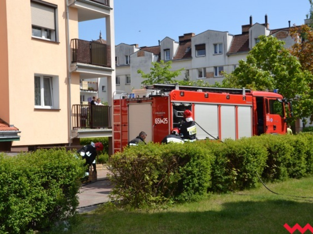 Jechali do płonącego bloku, zastali ognisko pod balkonem