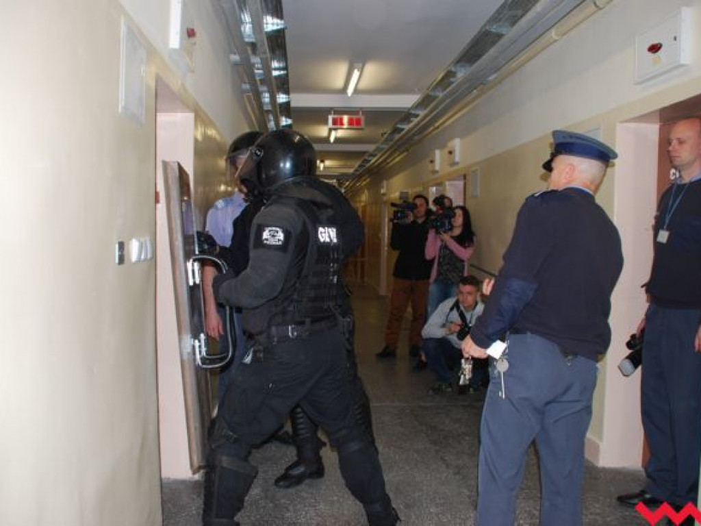 Bunt w Zakładzie Karnym w Gębarzewie. Grupa Interwencyjna w akcji. Funkcjonariusz zostaje ranny