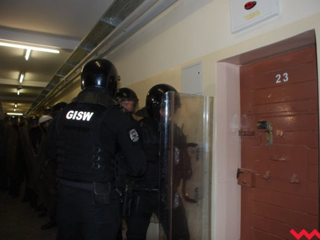 Bunt w Zakładzie Karnym w Gębarzewie. Grupa Interwencyjna w akcji. Funkcjonariusz zostaje ranny