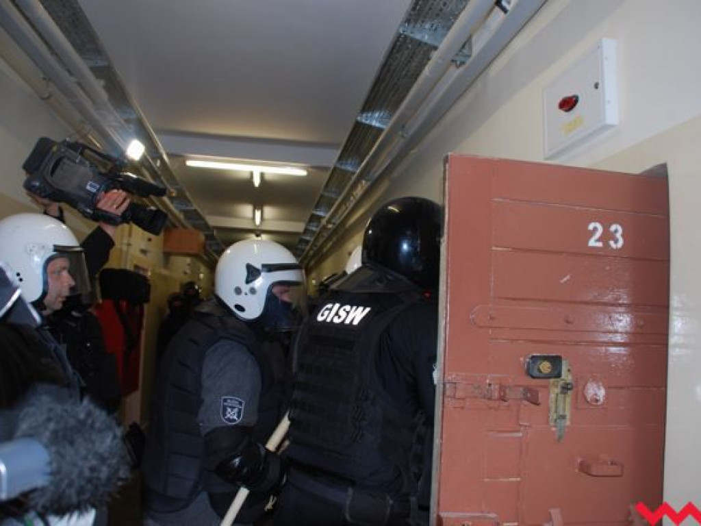 Bunt w Zakładzie Karnym w Gębarzewie. Grupa Interwencyjna w akcji. Funkcjonariusz zostaje ranny